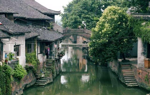 娱乐圈女星形象风波：吴昕“柳叶腰”与欧阳娜娜猫咪纹引发热议